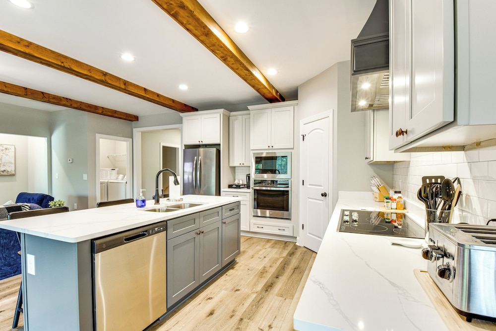 Boat Dock + Lake Hartwell Access: Family Getaway!