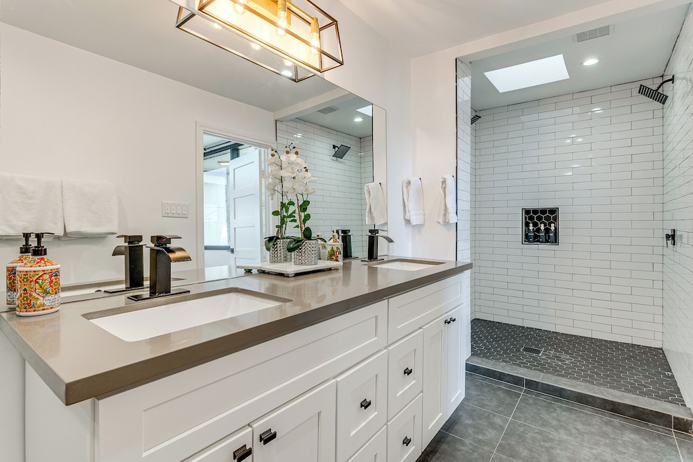 Luxe Family Gem in Montgomery: 'the Lake House!'