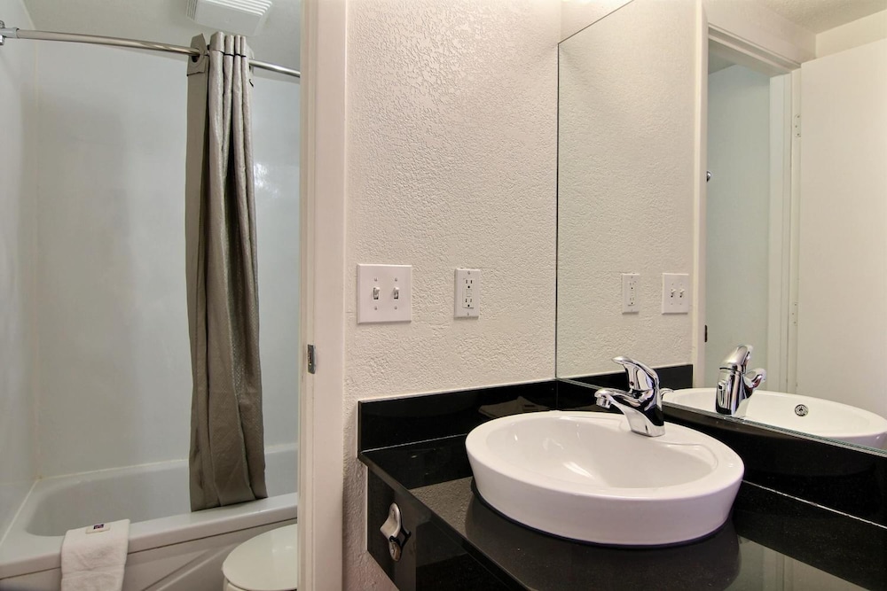 Park Inn by Radisson, Fargo West Acres