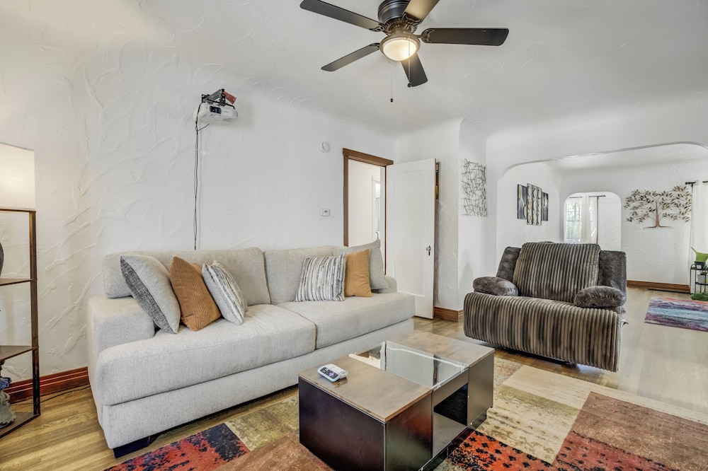 1318 E Pikes Peak