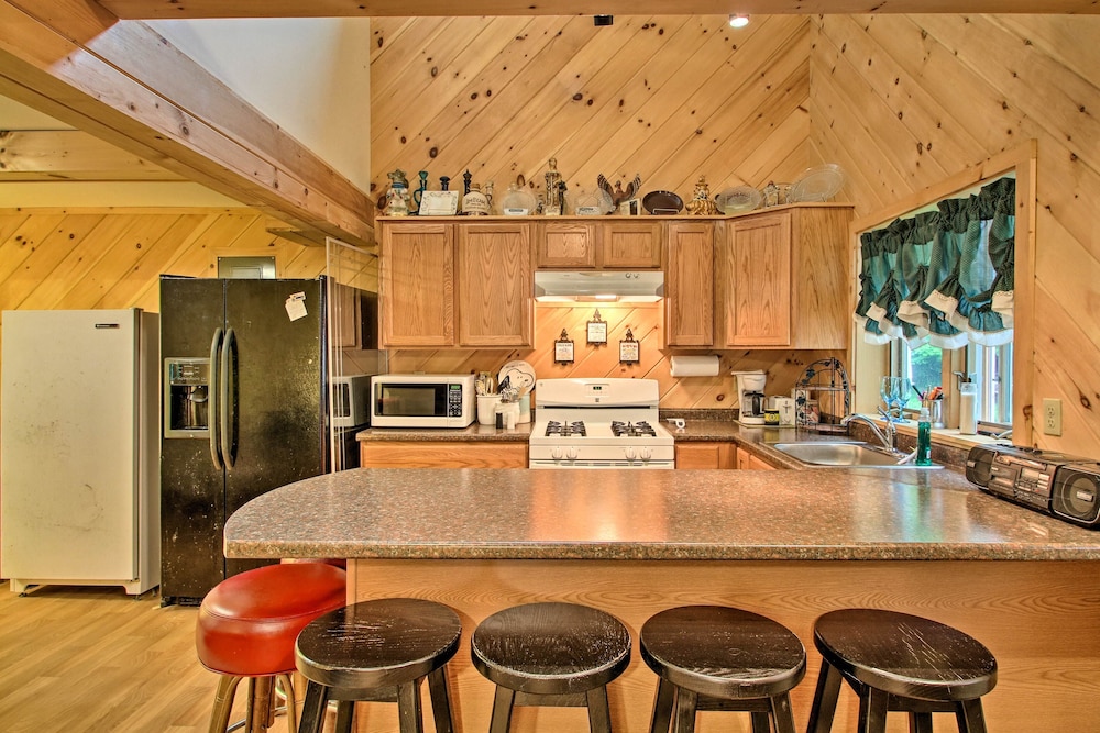 Pet-friendly Rumney Cabin on Stinson Lake!