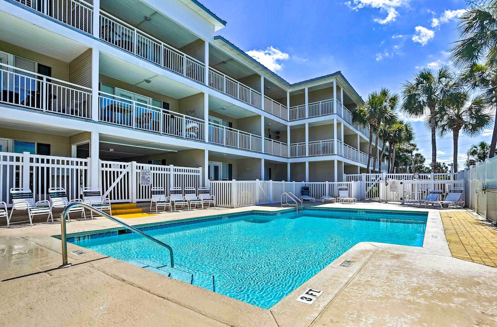Walk to Beach: Condo in Pensacola w/ Pool Access