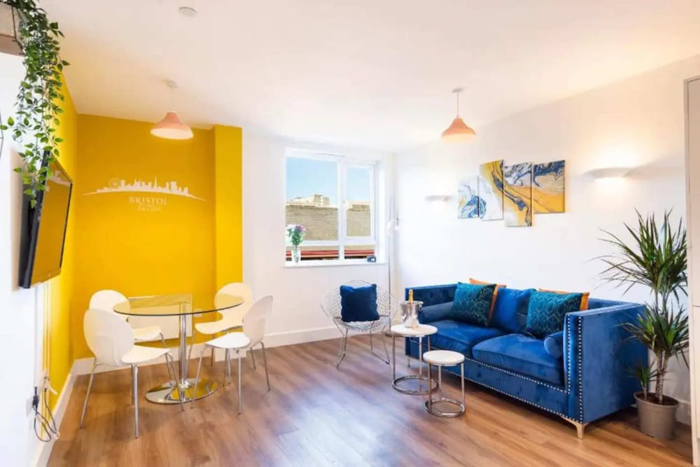 Chic & Stylish 2BD Flat in Picturesque Bristol