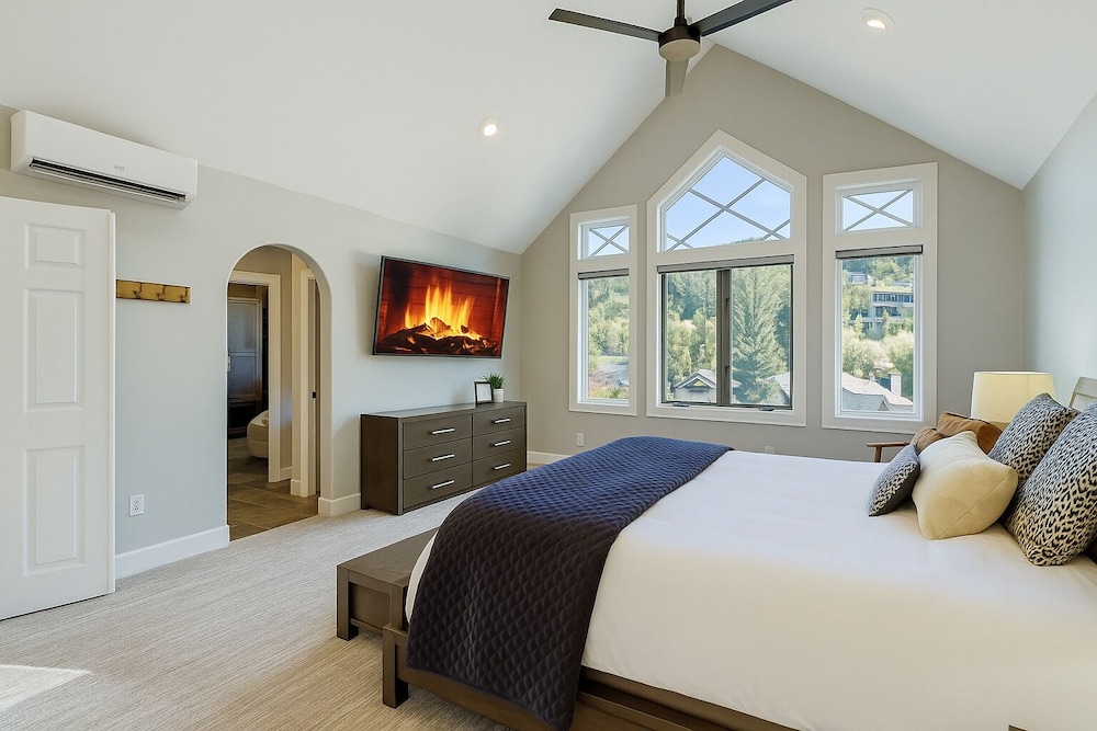 Mountain Luxury In Old Town Spa - Walk To Main 440 3 Bedroom Home