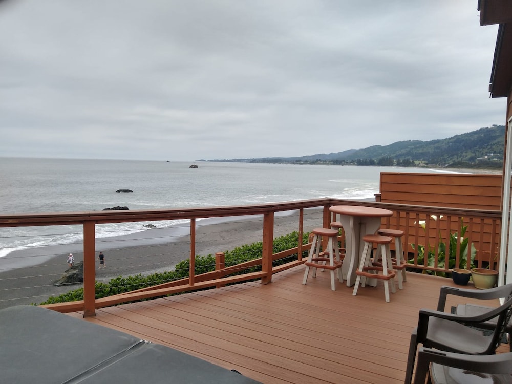 Ocean Front Cabin 11 w Jacuzzi Superb Views