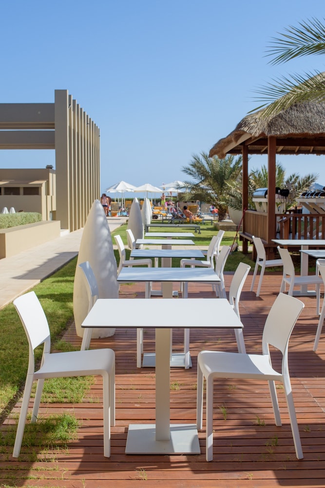 Hotel Oasis Salinas Sea