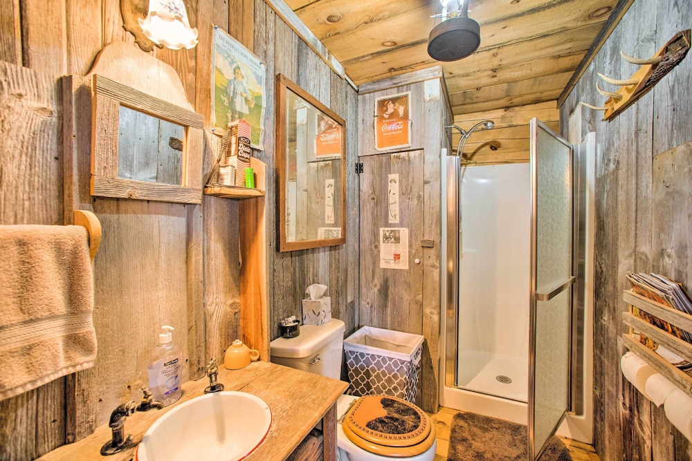 Secluded Powersville Cabin: 25 Mi to Lake Paho!