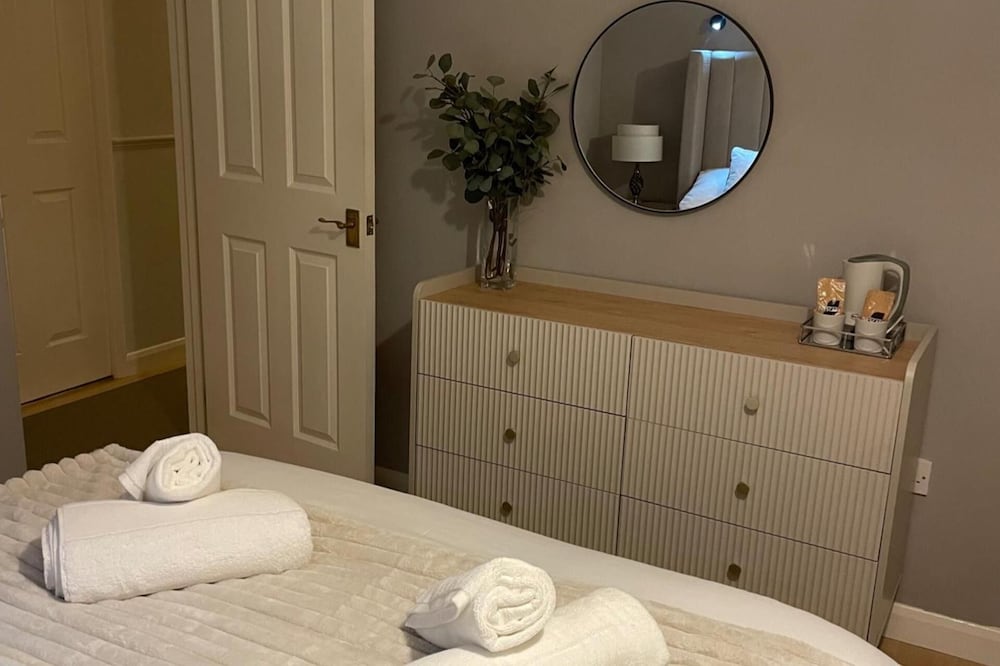 3 Bed House - Sleeps 5 - Garden - Parking - Wifi