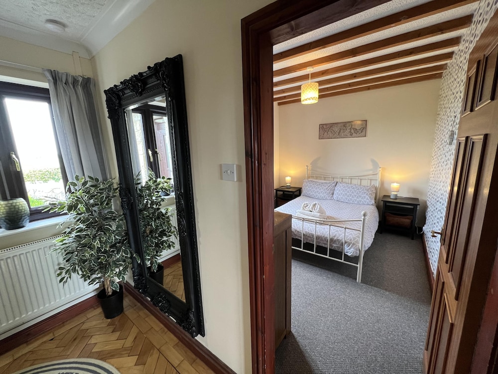 Detached Farmhouse 4 Bed/sleeps 9, Mountain Views! view 3