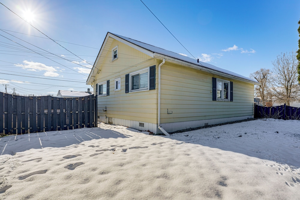 < 1 Mi to Dtwn Clawson! Family Retreat w/ Yard