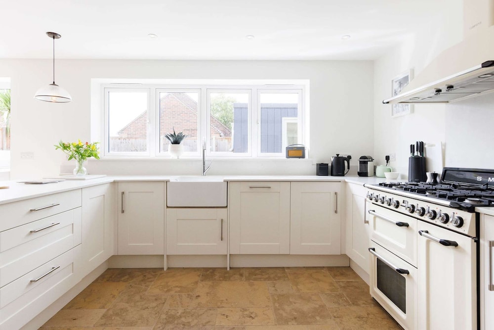 Chic 4-bed Coastal Retreat in Heart of Bosham