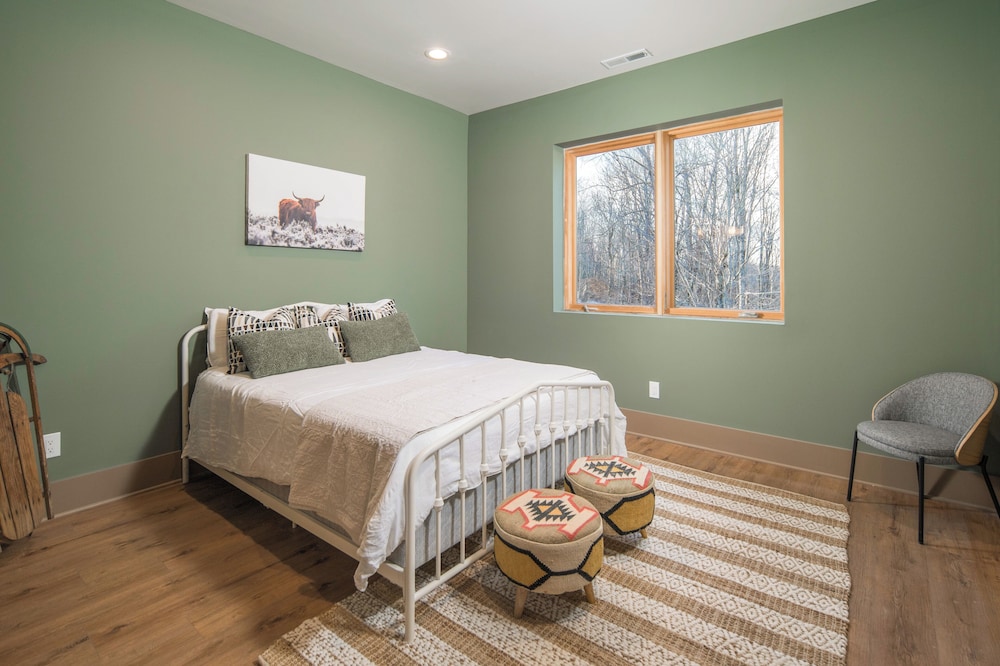 2 Mi to Beech Mtn Resort! 8,000-sq-ft Luxe Escape