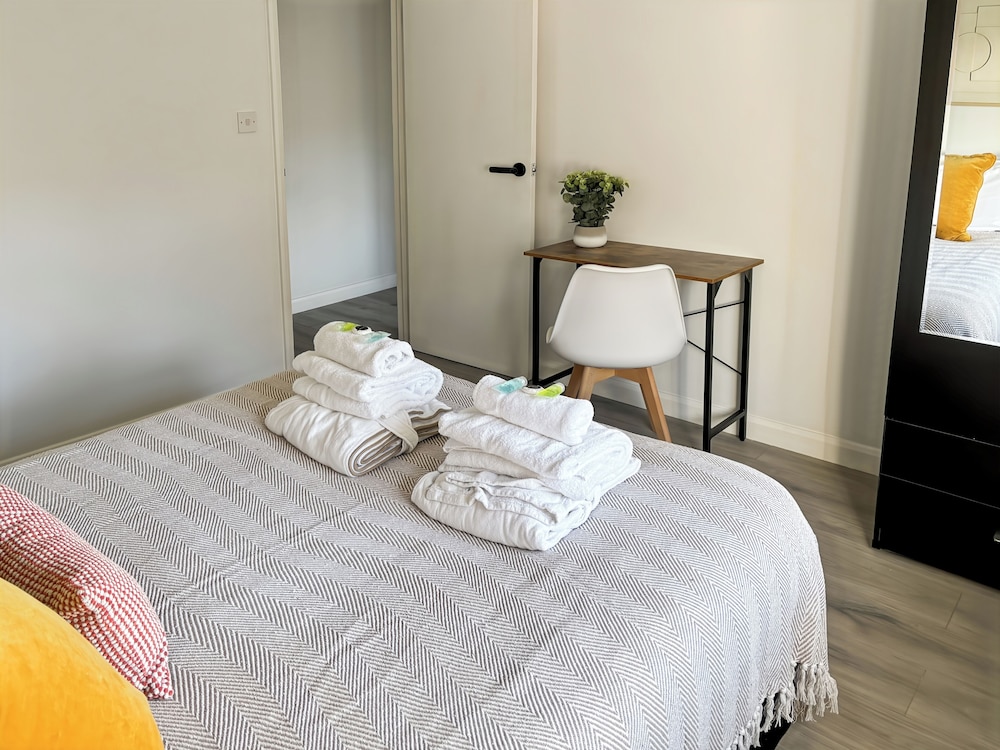Relaxing Getaway With Hot Tub & Sauna Sleeps 6