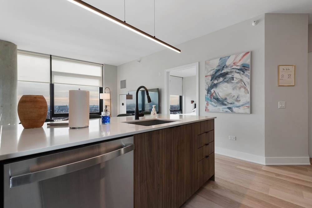Fulton Market Group Hub 2 Units Walk to Dining