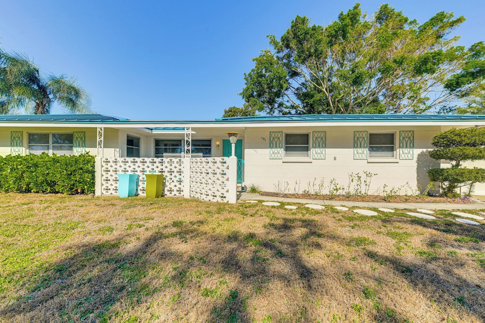 Lanai & Pet Friendly! Retro-chic Sarasota Home!