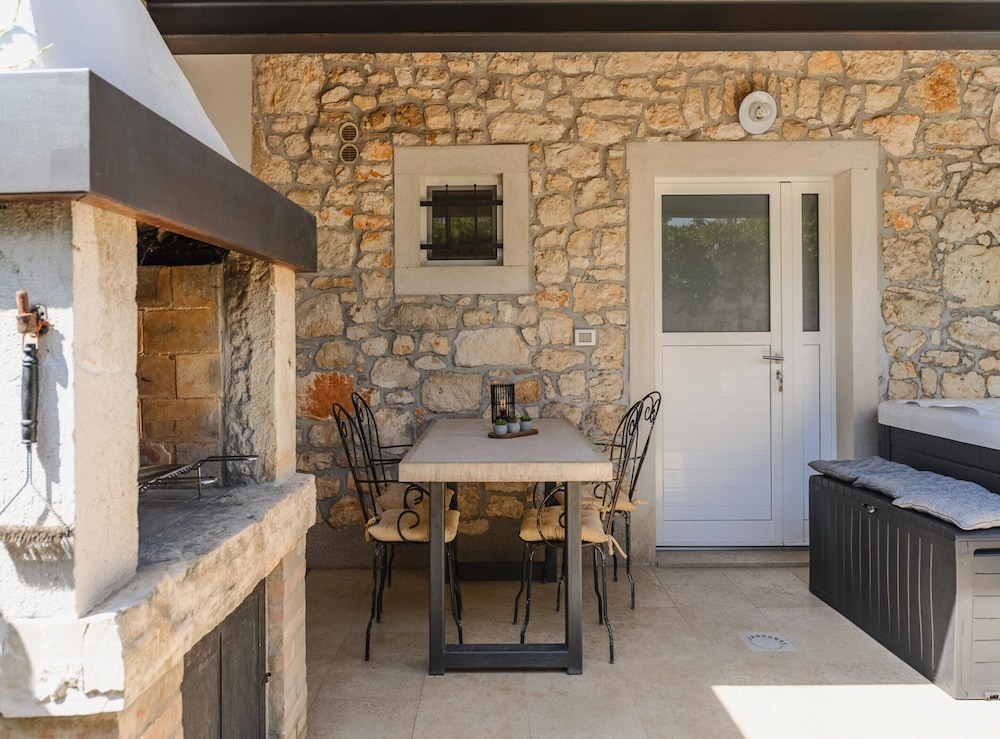 Warm Holiday Home With Terrace