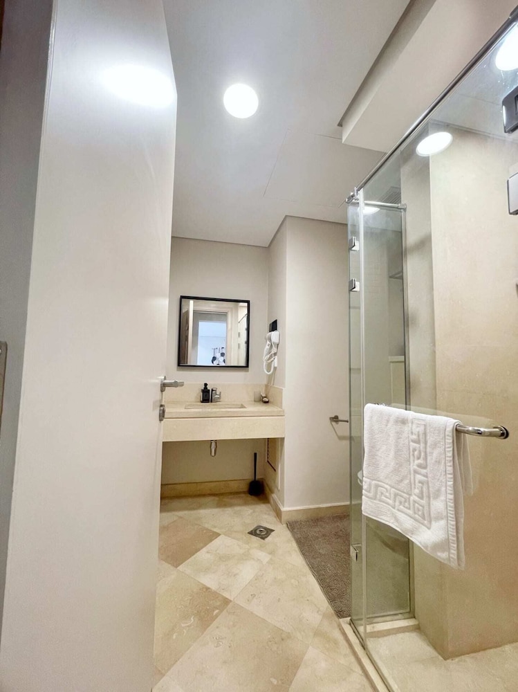 Xuru Stays I Exotic 1bdr w/ Outdoor Terrace Pool & Beach Access