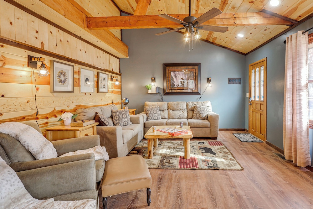 Family-friendly Cabin w/ Hot Tub in Gatlinburg!