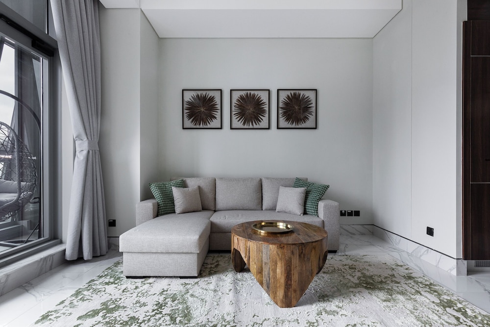 SIMPLY COMFORT Urban Chic Suites in J One Tower City & Canal Views