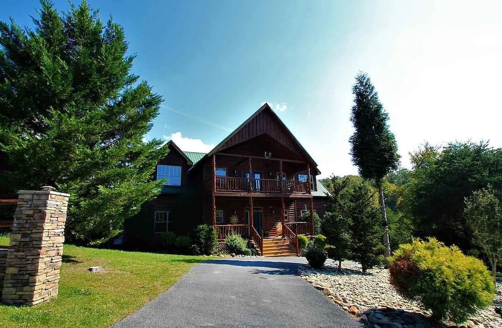 Smoky Mtn Log Cabin w Wet Bar Loft