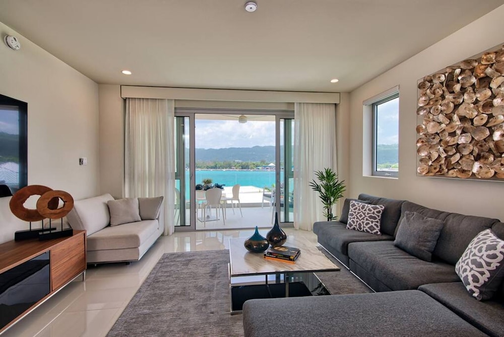 Stylish Paradise Luxury Waterfront Apartment at Soleil Residences