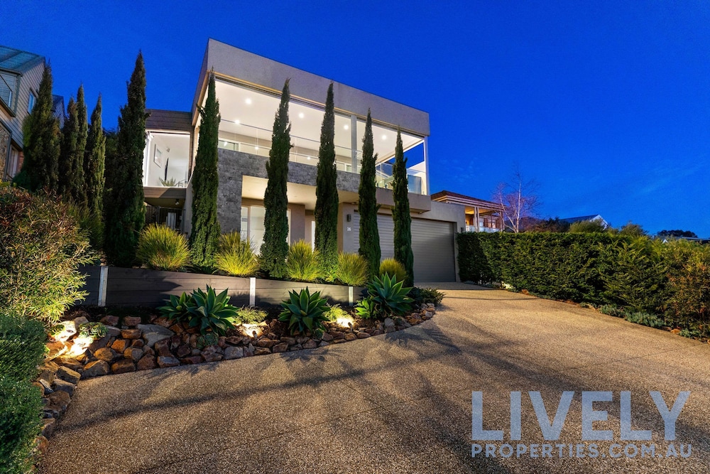 Hillside Luxe With Spa Bay Views - Image 1