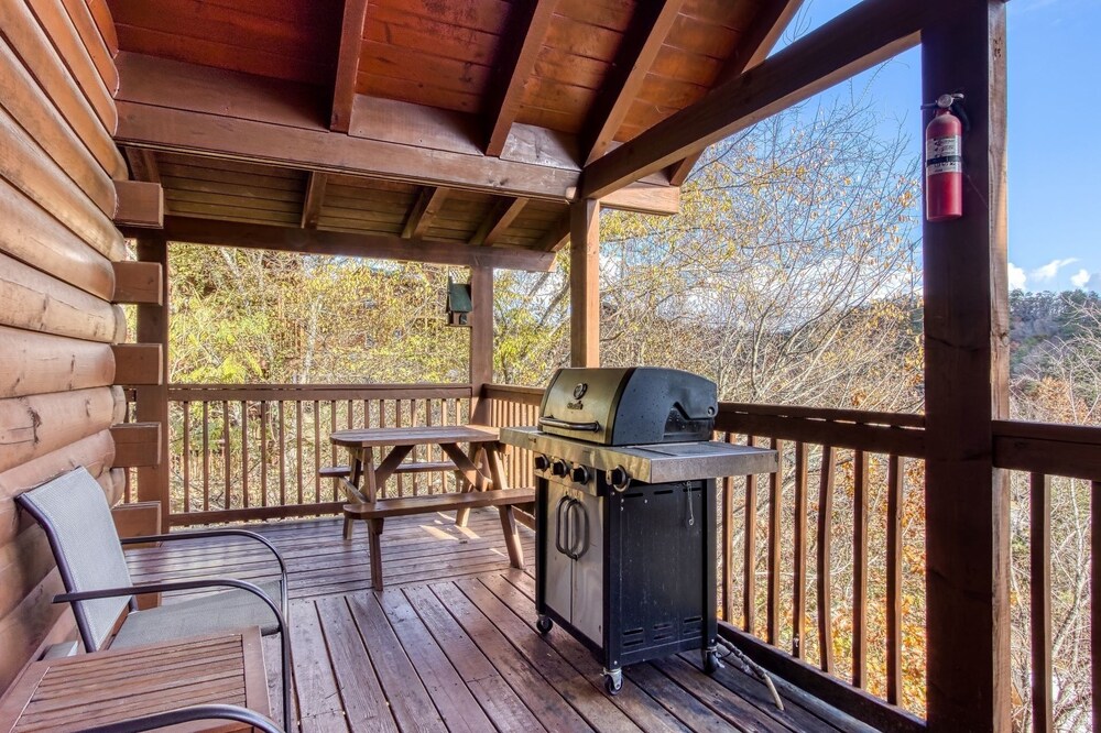 Ern859 - Absolute Paradise - Great Location! Close To All The Action! 2 Bedroom Cabin by RedAwning view 2