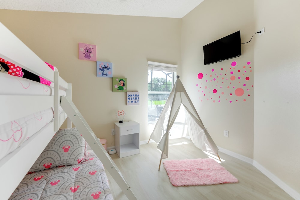 Sunny Skies & Disney Days: Davenport Home w/ Pool!
