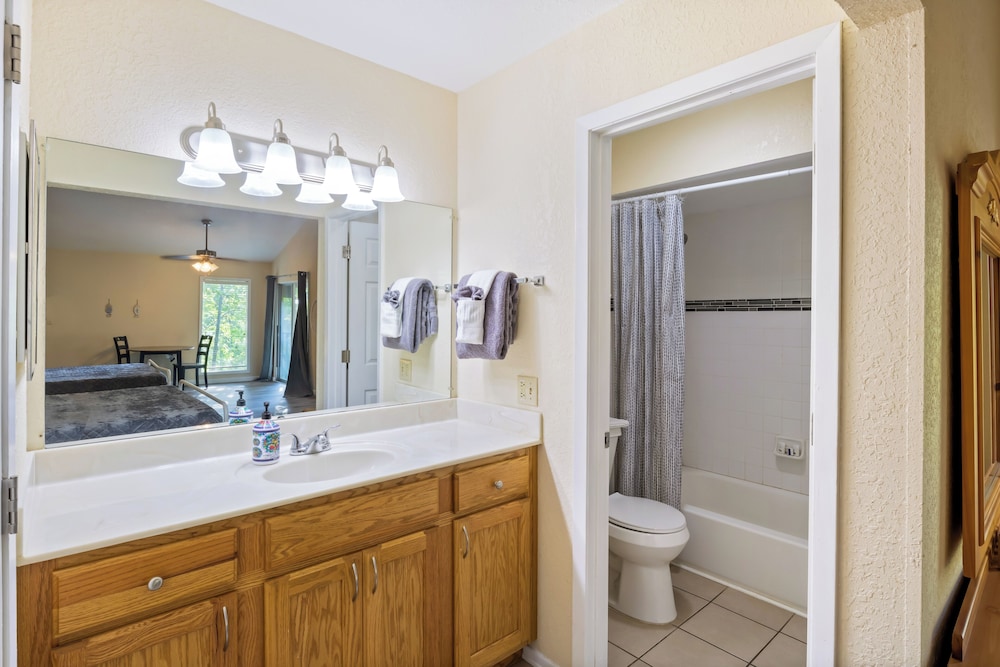 Studio Room w/ Pools, Private Deck -close to Water