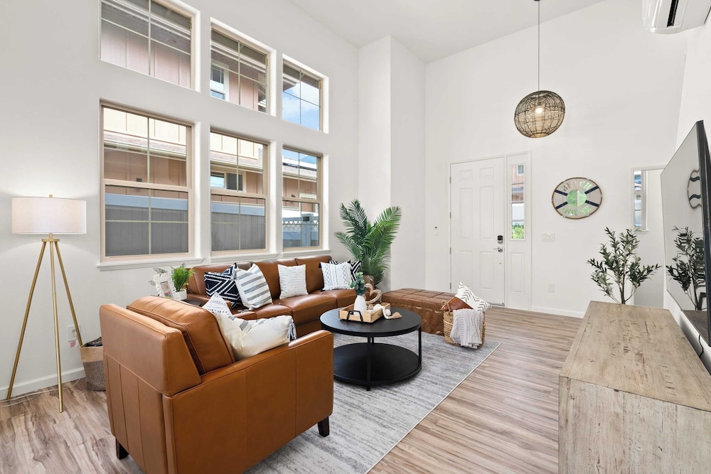 Sleeps 16, 2 Homes Ocean Views, Shared Pool + Gym, Near the Beach Avantstay