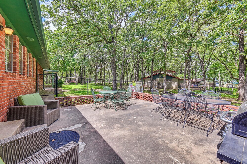 Home w/ Lake Texoma View, Game Room & Bar