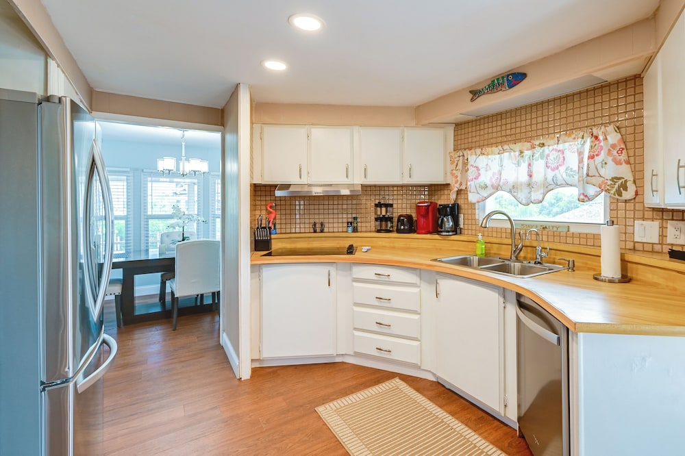 'the Waterfront Cottage' w/ Dock in Goodland!