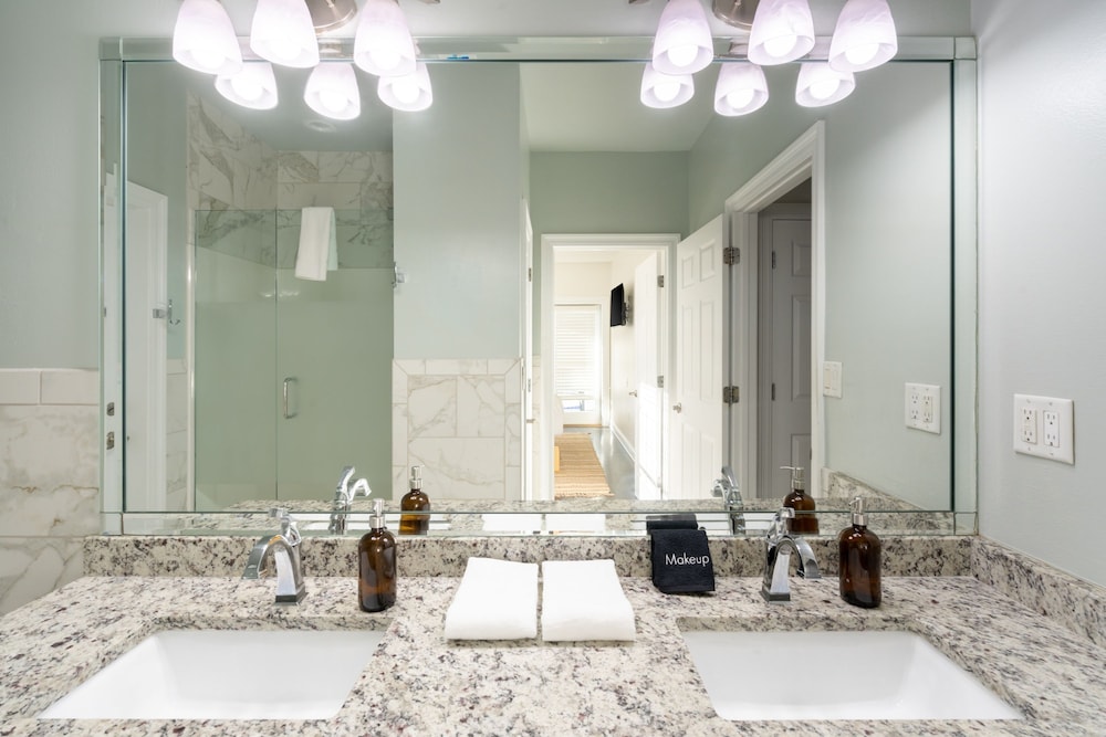 Fin by Avantstay 9 BR Destin Oasis With Pool Spa Walk to Beach
