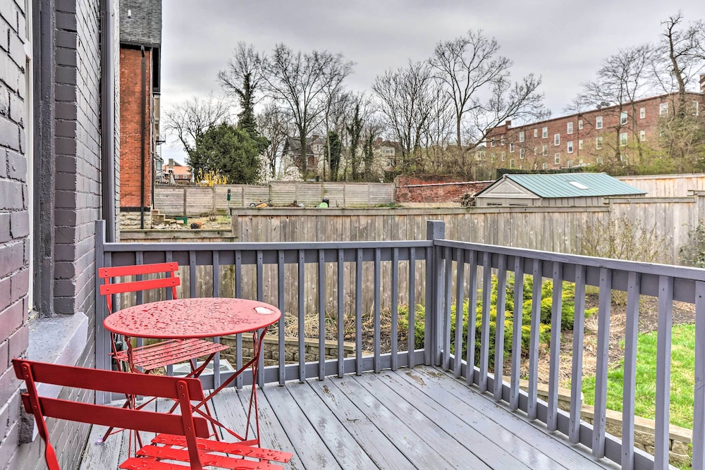 Pet-friendly Condo w/ Deck ~ 3 Mi to Dtwn!
