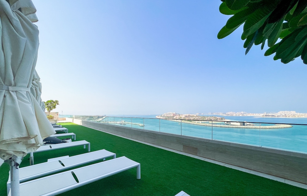Stylish 2BR in Emaar Beach Front w/ Private Beach