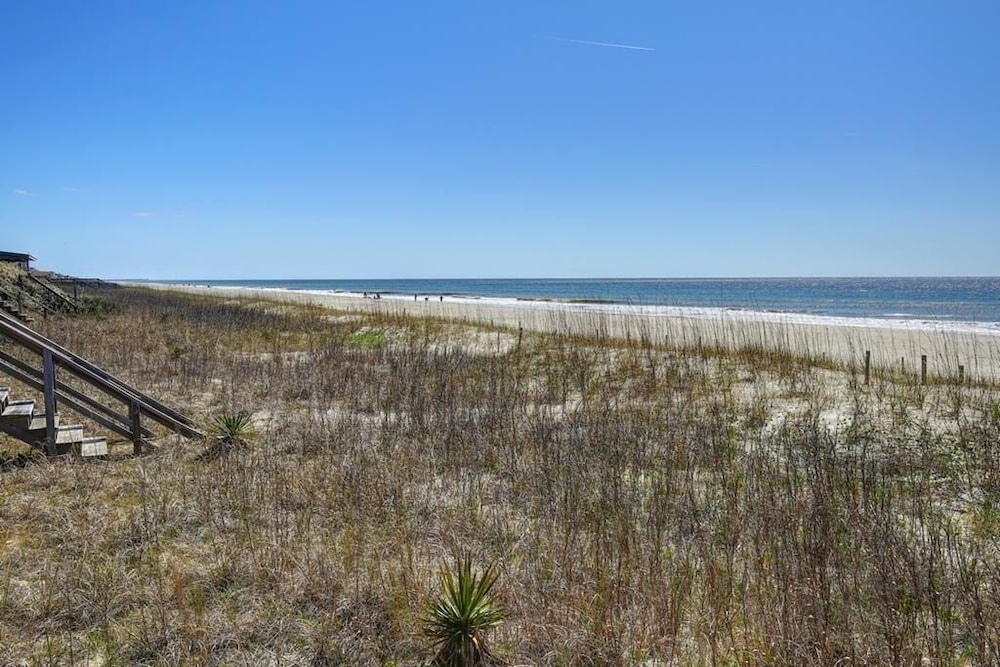 R & R By The Sea 4 Bedroom Home by RedAwning