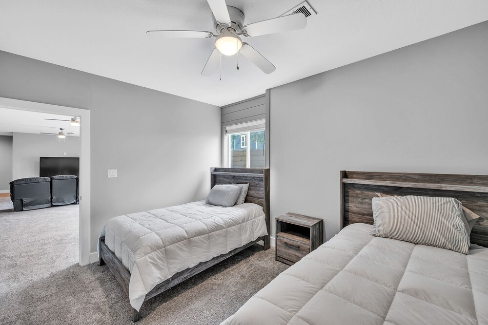 Pet-friendly Getaway With Golf & Private Patio Retreat 4 Bedroom Home