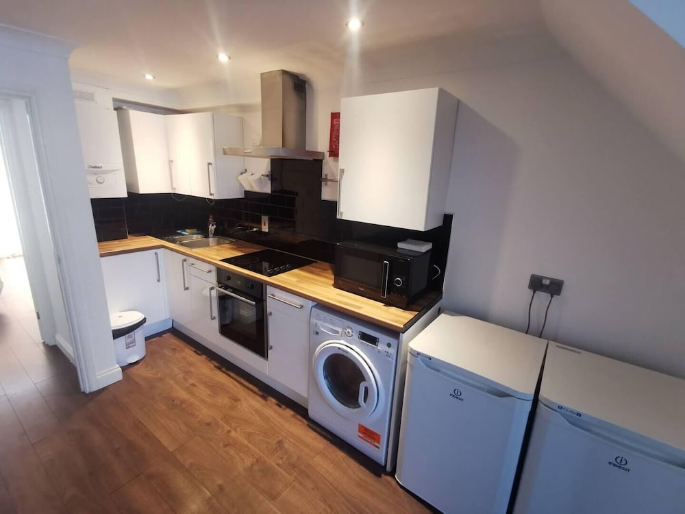 Romford Retreat - Stylish Apartment Stay view 3