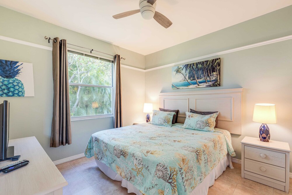 Private Pool, Pond Views, & Bonus Lounge in Gated Naples Community Drive to Dining & Sand