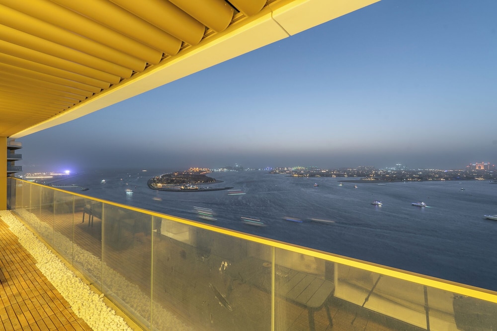 Grand Marina Bleu I Private Beach & Views I PS5 I Infinity Pool I by Skyline Serenity