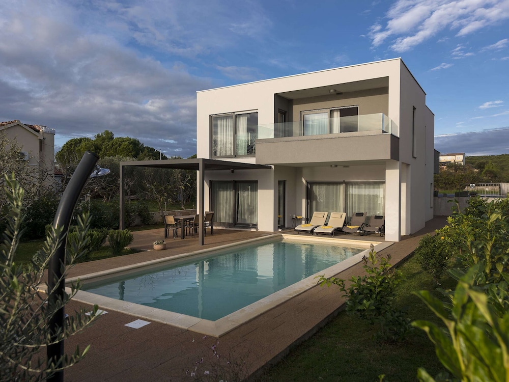 Villa in Turanj With Stunning Sea Views view 4