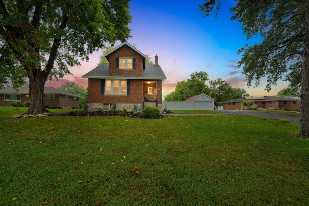 St. Louis Retreat With Game Room & Yard 3 Bedroom Home