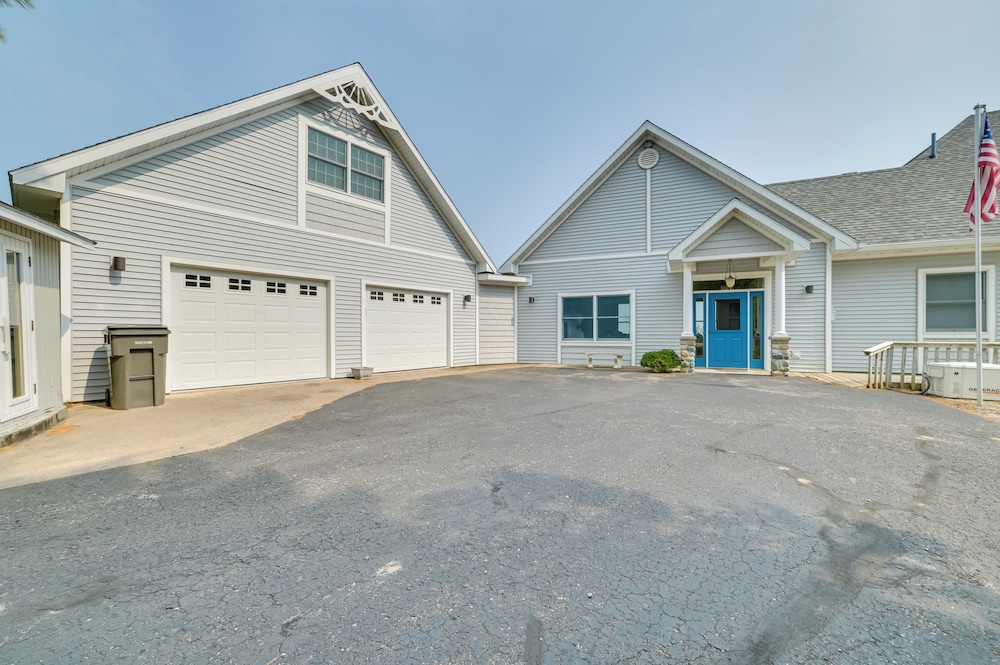 Chic Townhome on Lake Huron w/ Private Beach! view 2