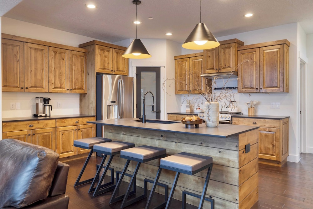 Abigail Drive Year-round Retreat w/ Hot Tub Near Trails + Historic Main St