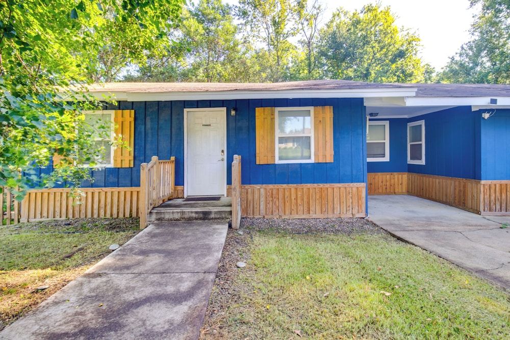 7 Mi to Lake Tangipahoa: Mccomb Home w/ Deck!