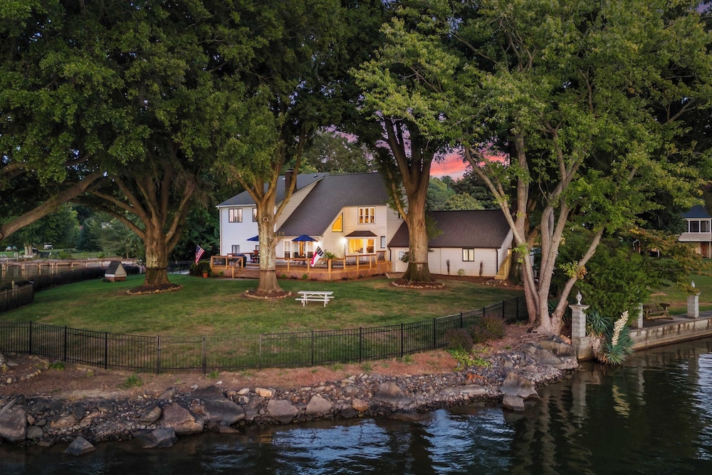 Lakefront Home w/ Dock, Game Room & Hot Tub Ponderosa Peninsula by Avantstay