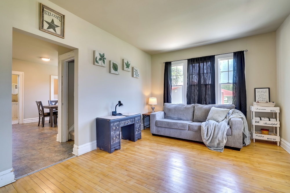 Gas Grill & Porch: Rural Hixton Vacation Home!