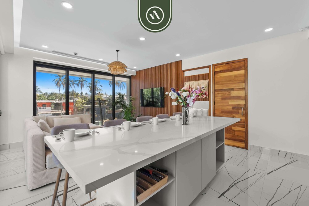 Luxury 2 BR Condo With Dream Pools - Beach - Art