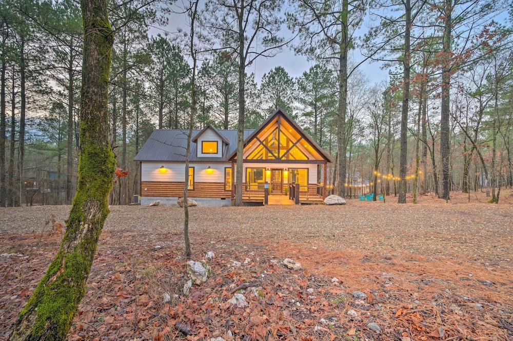 Modern Cabin w/ Hot Tub: 1 Mi From Hochatown! view 2