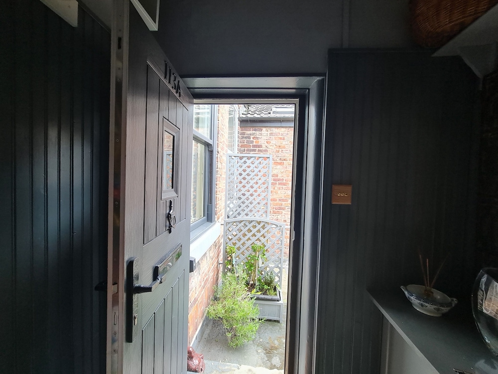 Beautifully Decorated 1-bed Apartment in Sale